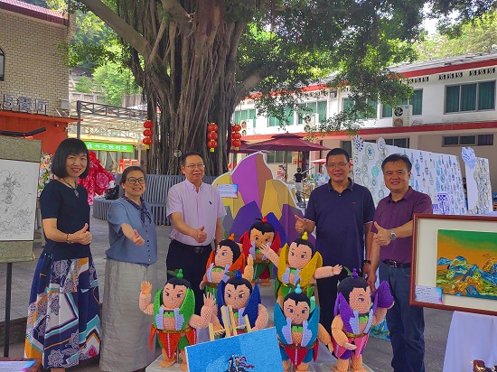 1.校领导参观画展高度赞许学生作品.jpg