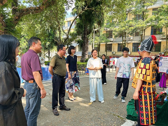 2.校长参观学生作品.jpg