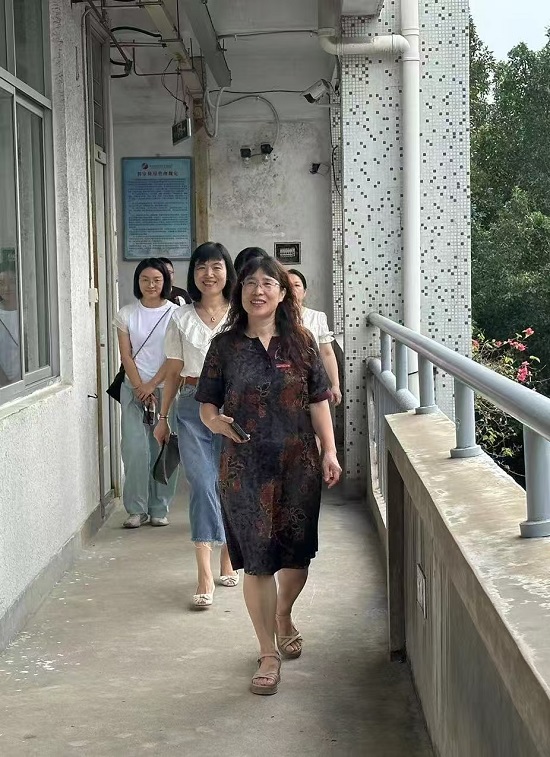 陈凤玉副校长带领学院教师巡查.jpg