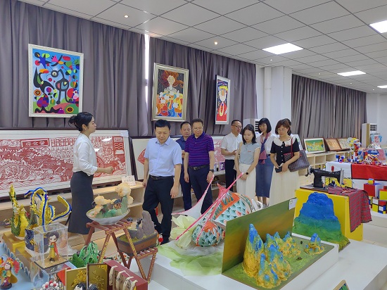 来宾一行参观实训中心.jpg
