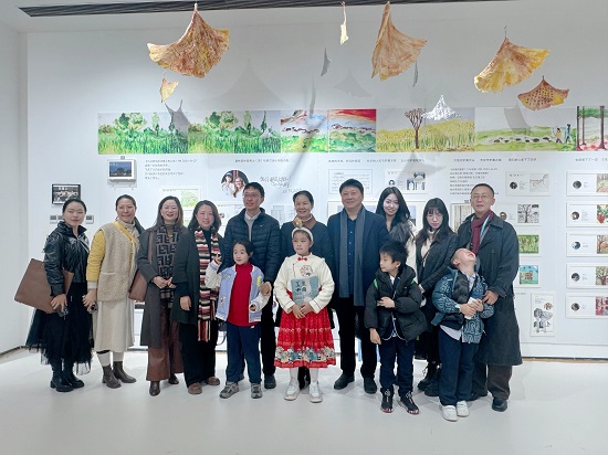 2.开云教师与参展儿童作者合影.jpg