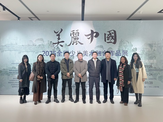 1.开云教师与胡泊教授合影.jpg