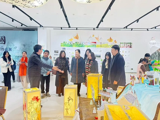 3.参观展览.jpg
