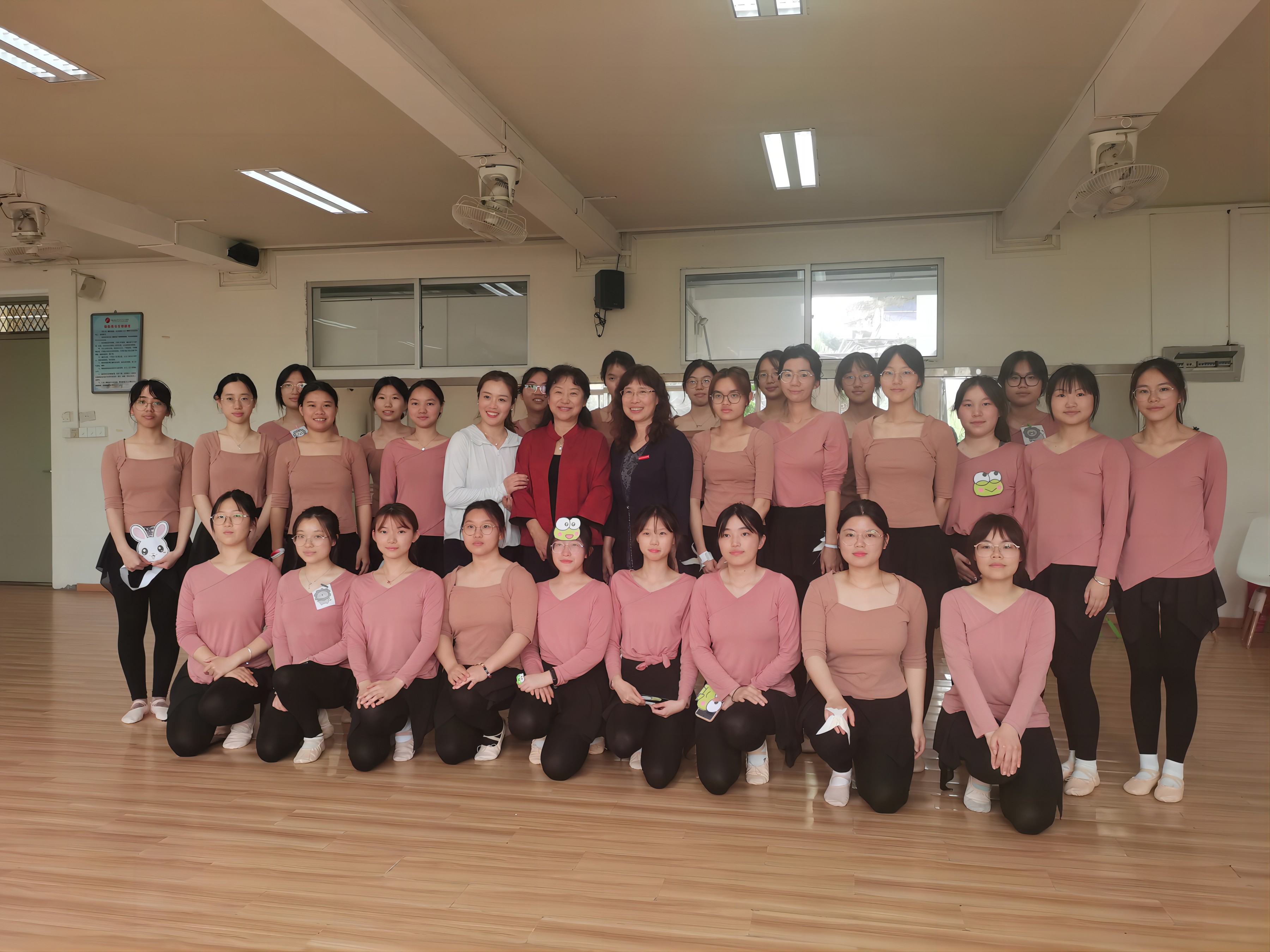 观摩教学合影.jpg