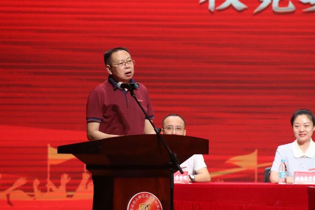 图为校党委书记鲍仕梅在典礼上致辞.jpg
