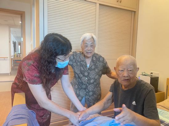 陈凤玉副校长走访慰问退休老党员(1).jpg