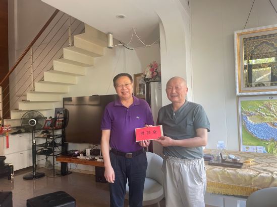 鲍仕梅书记走访慰问退休老党员(1).jpg