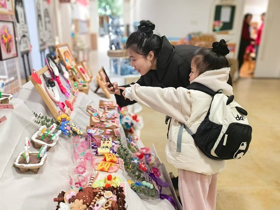 图2 亲子参观作品展.jpg