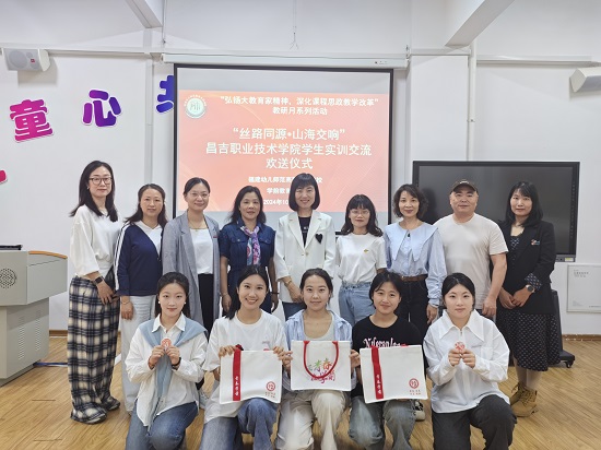 参会人员合影留念.jpg