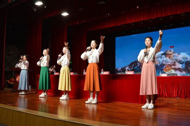 图为暖场歌曲表演.jpg