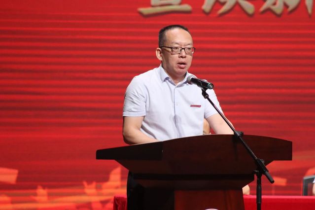 图为校党委副书记邹雄伟宣读新班主任聘任决定.jpg