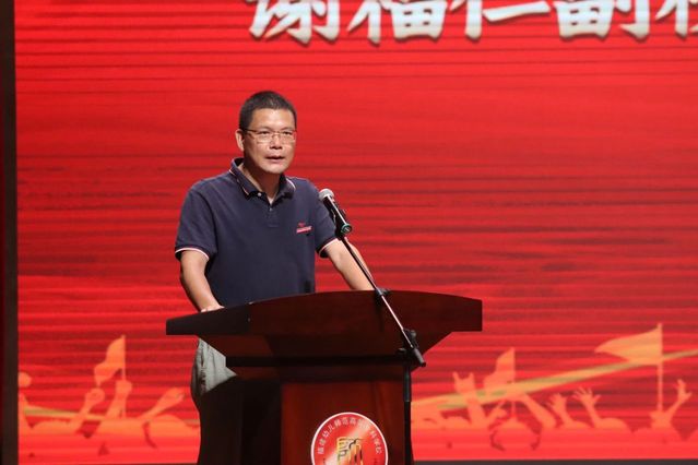 图为副校长谢福仁宣读表彰决定.jpg