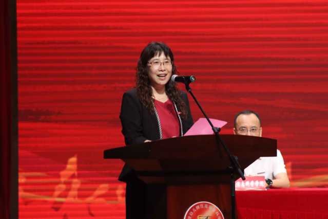 图为副校长陈凤玉主持典礼.jpg
